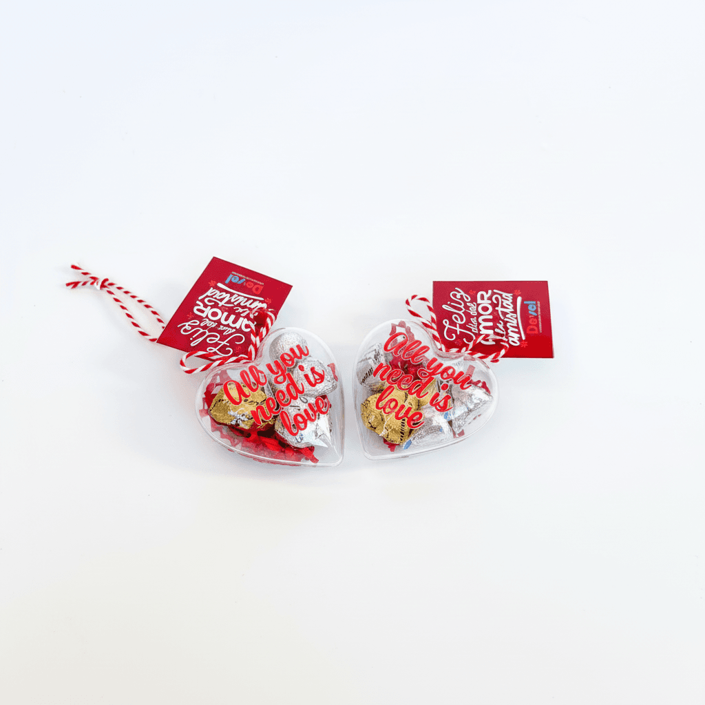 Corazón acrílico con chocolates, vista principal