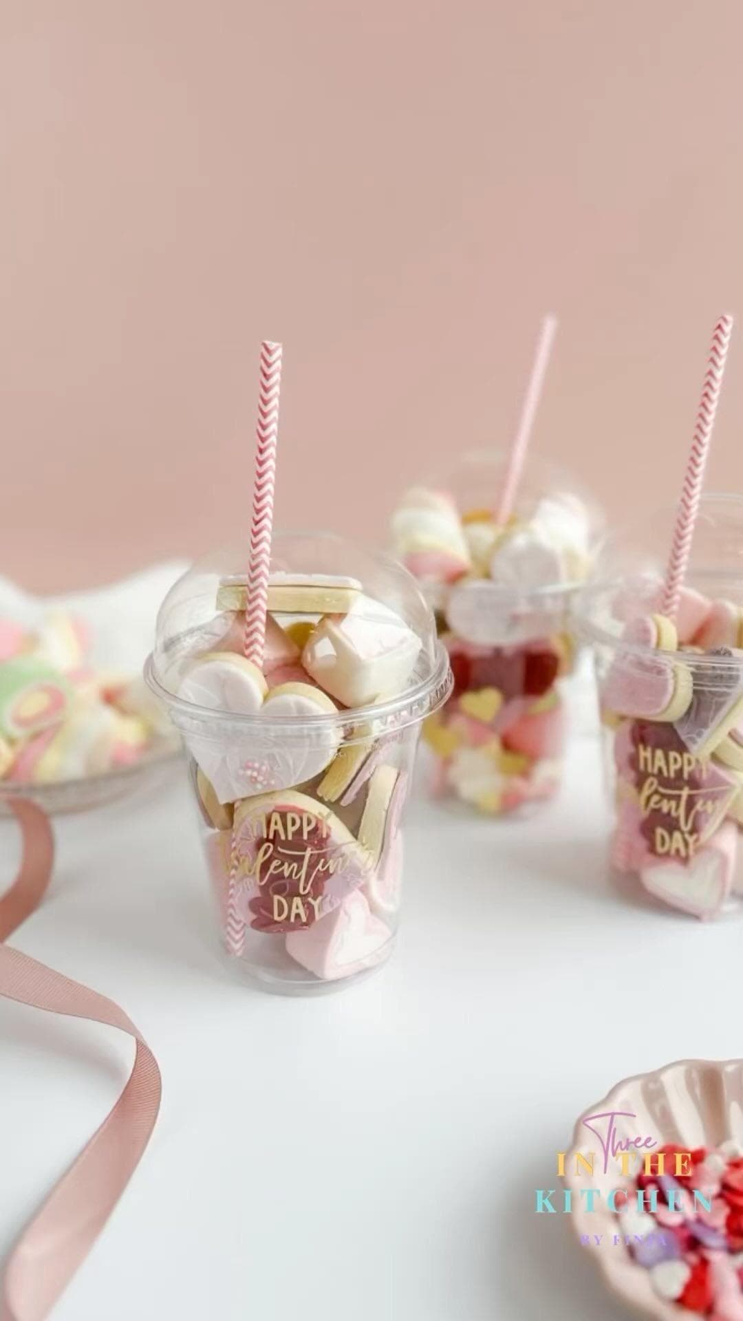 Vaso con mini postres surtidos, vista principal