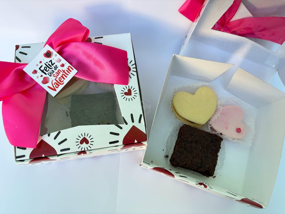 Cajita de postres variados, vista principal