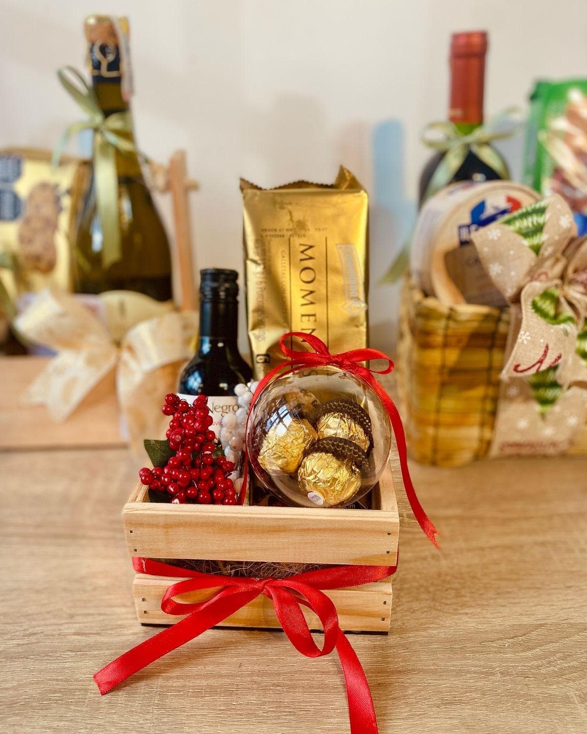 Cesta de madera con vino y ferrero, vista principal