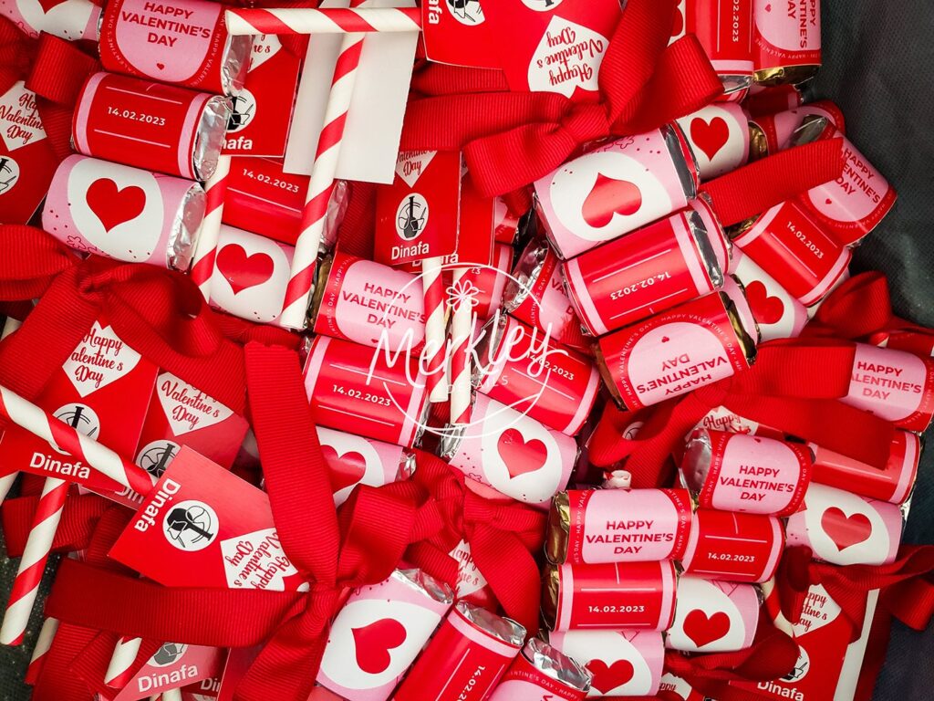 Chocolates hersheys nuggets decorados en forma de paletas.