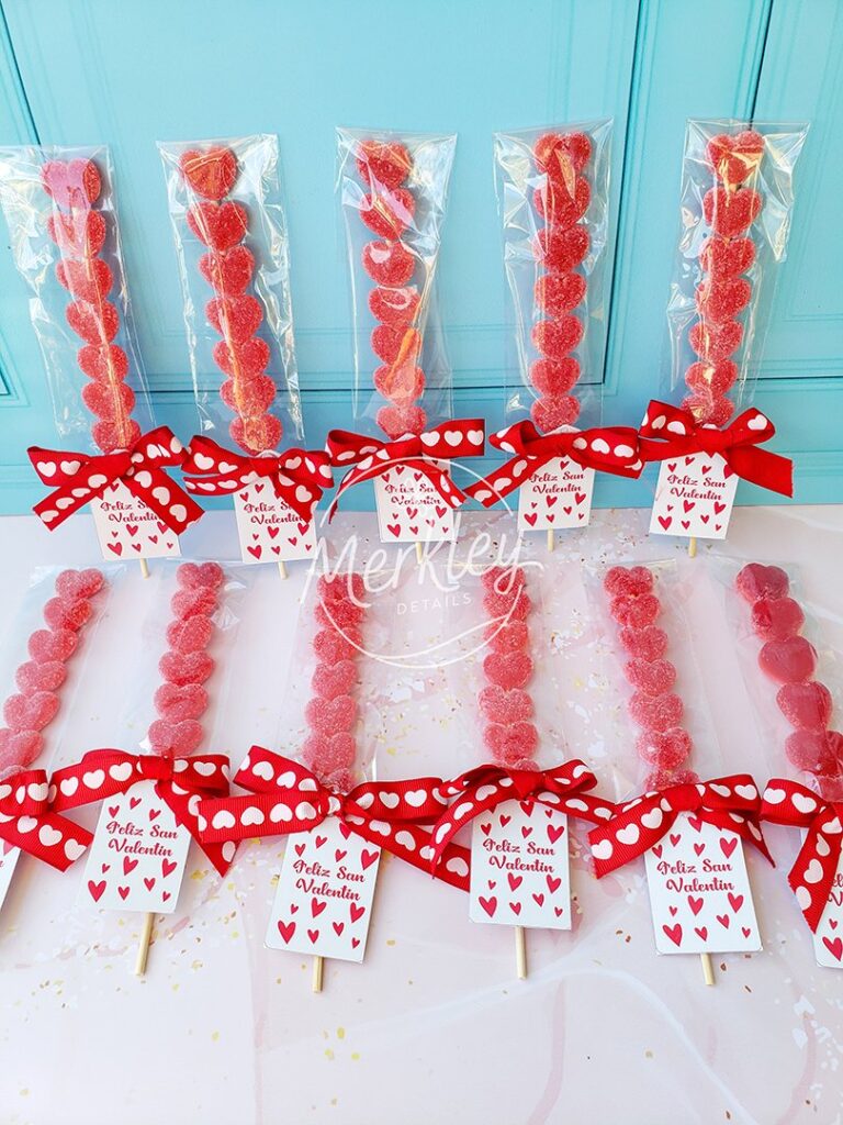 Pinchos de gomitas de corazon comestibles